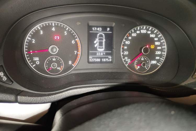 Used Volkswagen Passat 2015 1.8TSI DSG Prestige Edition Odometer Close Up