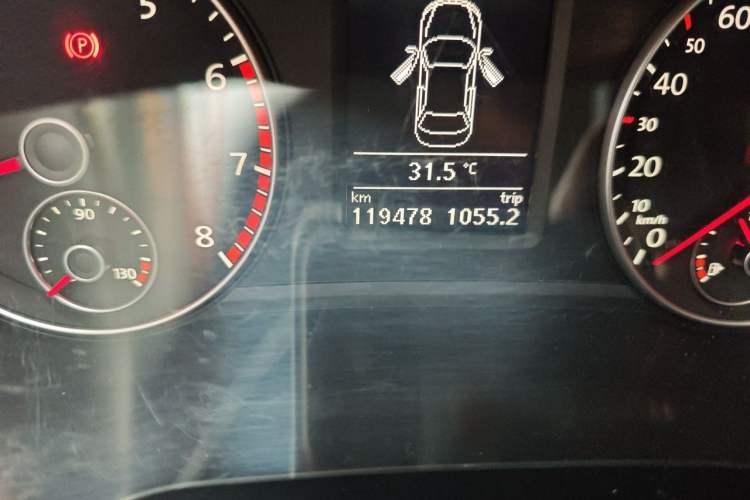 Used Volkswagen Passat 2015 1.8TSI DSG Prestige Edition Odometer Close Up