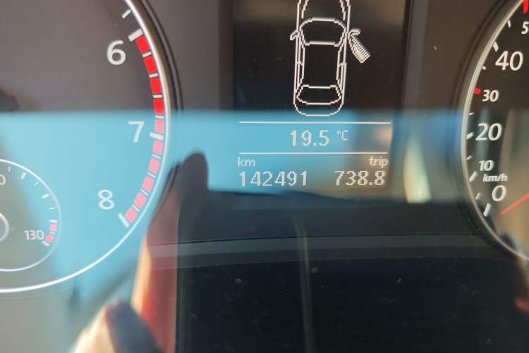 Used Volkswagen Passat 2015 1.4TSI DSG Prestige Edition Odometer Close Up