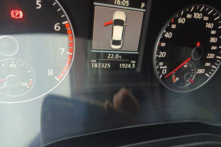 Used Volkswagen Passat 2015 1.8TSI DSG Prestige Edition Odometer Close Up