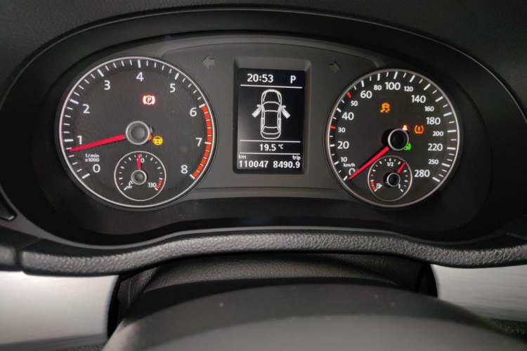 Used Volkswagen Passat 2015 1.8TSI DSG Prestige Edition Odometer Close Up