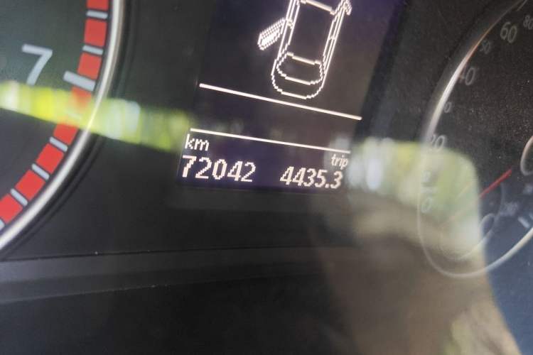 Used Volkswagen Passat 2015 1.8TSI DSG Prestige Edition Odometer Close Up