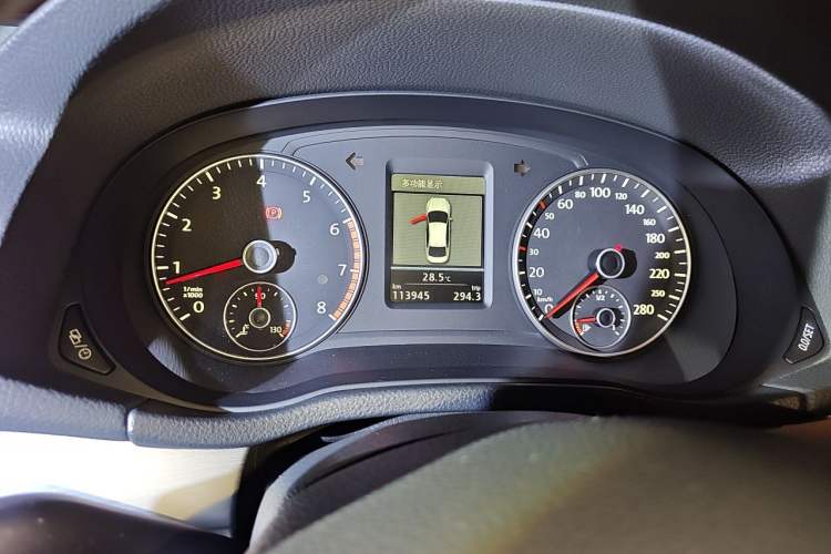 Used Volkswagen Passat 2015 1.8TSI DSG Prestige Edition Odometer Close Up