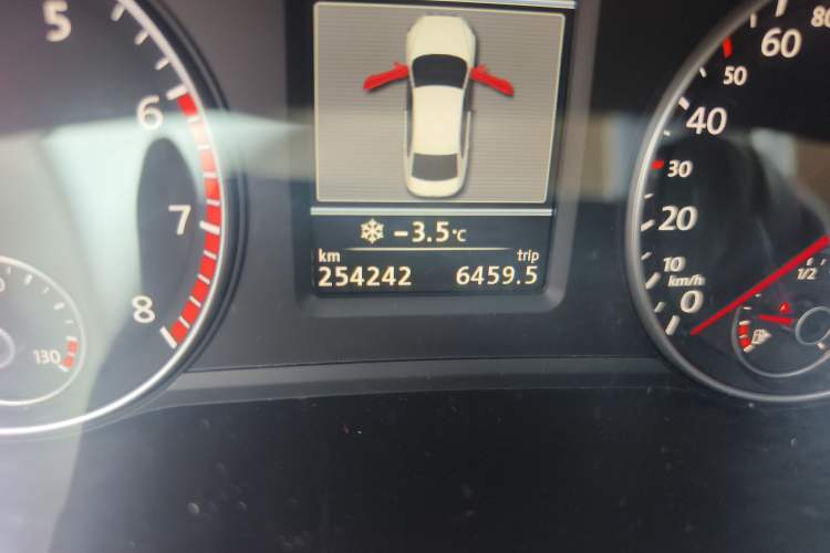 Used Volkswagen Passat 2015 1.8TSI DSG Prestige Edition Odometer Close Up