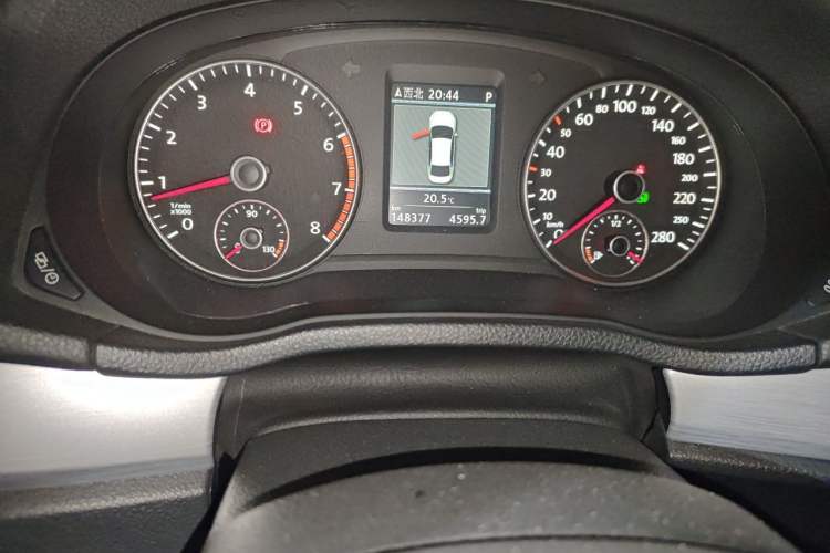 Used Volkswagen Passat 2015 1.8TSI DSG Prestige Edition Odometer Close Up