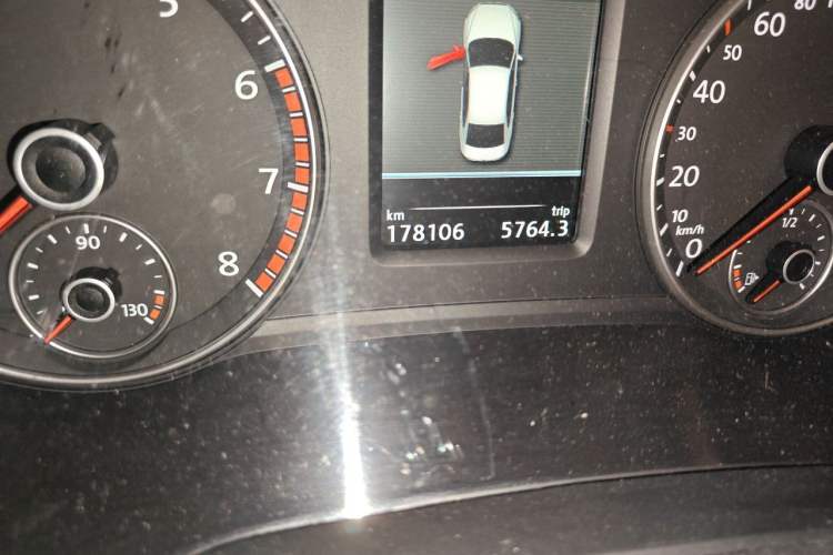 Used Volkswagen Passat 2015 1.8TSI DSG Prestige Edition Odometer Close Up