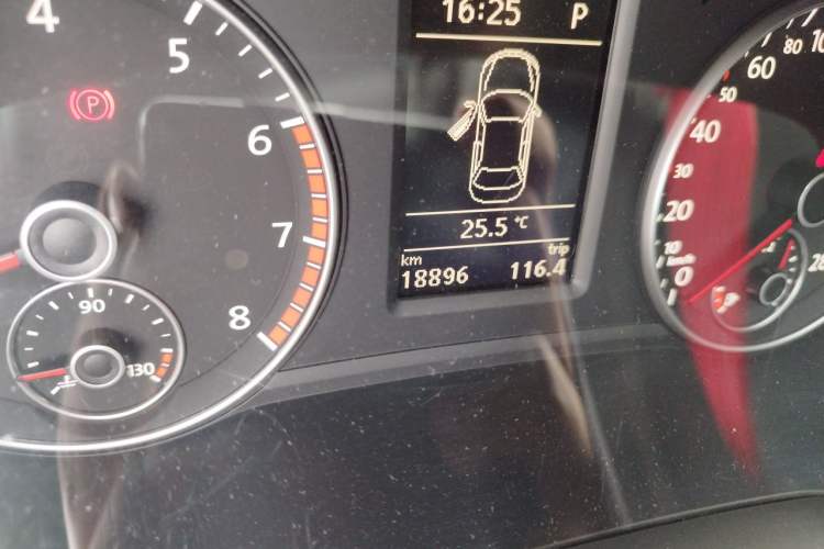 Used Volkswagen Passat 2015 1.8TSI DSG Prestige Edition Odometer Close Up