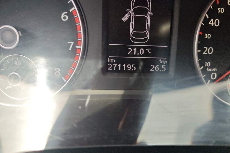 Used Volkswagen Passat 2015 1.8TSI DSG Prestige Edition Odometer Close Up