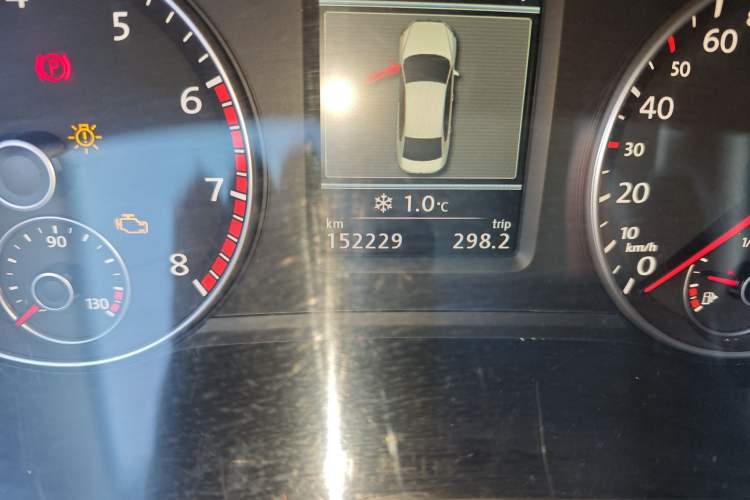 Used Volkswagen Passat 2015 1.8TSI DSG Prestige Edition Odometer Close Up
