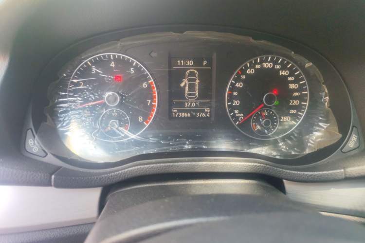 Used Volkswagen Passat 2015 1.4TSI DSG Prestige Edition Odometer Close Up