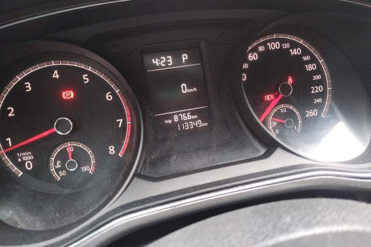Used Volkswagen Passat 2015 1.8TSI DSG Luxury Edition Odometer Close Up