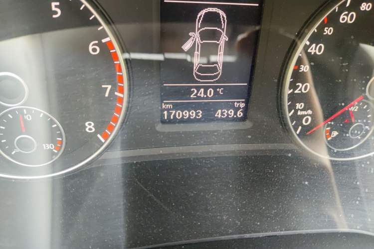 Used Volkswagen Passat 2015 1.8TSI DSG Prestige Edition Odometer Close Up