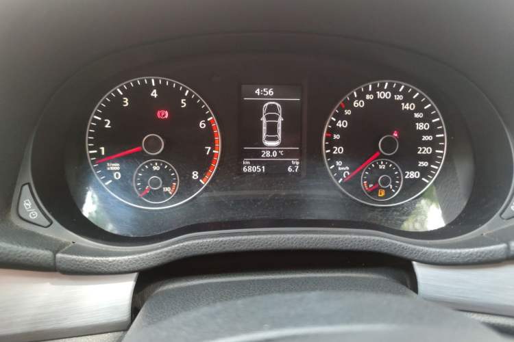 Used Volkswagen Passat 2015 1.4TSI Manual Luxury Edition Odometer Close Up