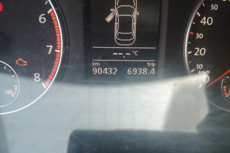 Used Volkswagen Passat 2015 1.8TSI DSG Prestige Edition Odometer Close Up