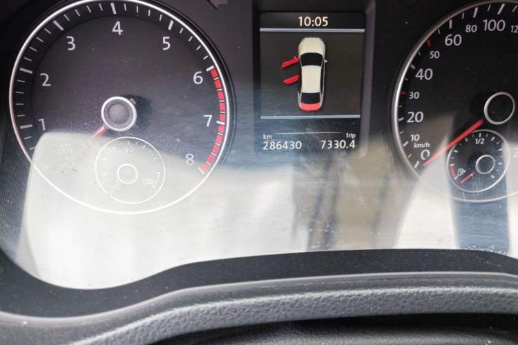 Used Volkswagen Passat 2015 1.8TSI DSG Prestige Edition Odometer Close Up
