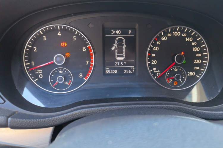 Used Volkswagen Passat 2015 1.4TSI DSG Prestige Edition Odometer Close Up