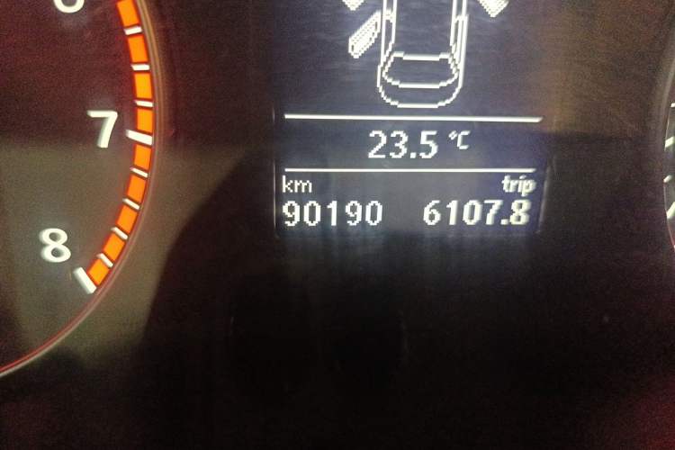 Used Volkswagen Passat 2015 1.8TSI DSG Prestige Edition Odometer Close Up