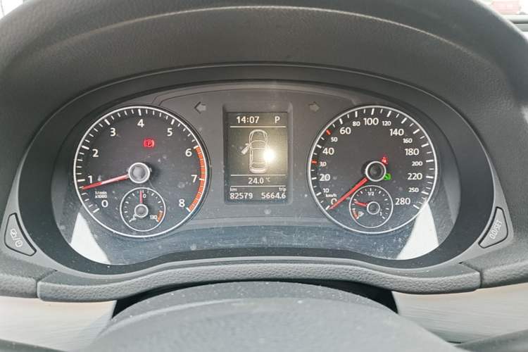 Used Volkswagen Passat 2015 1.8TSI DSG Prestige Edition Odometer Close Up