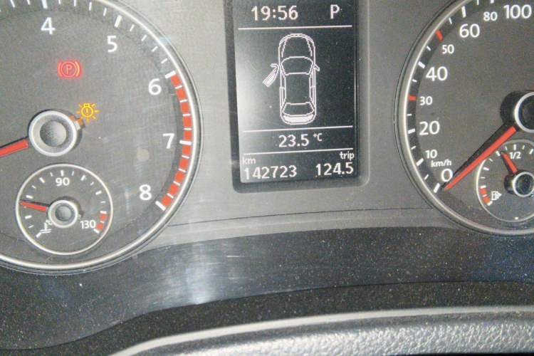 Used Volkswagen Passat 2015 1.8TSI DSG Prestige Edition Odometer Close Up