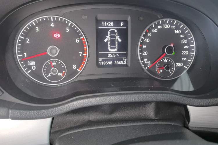 Used Volkswagen Passat 2015 1.8TSI DSG Prestige Edition Odometer Close Up