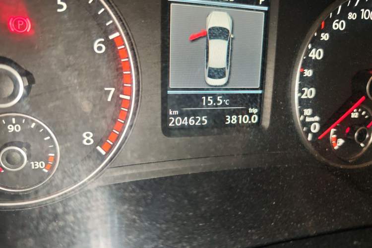 Used Volkswagen Passat 2015 1.8TSI DSG Prestige Edition Odometer Close Up
