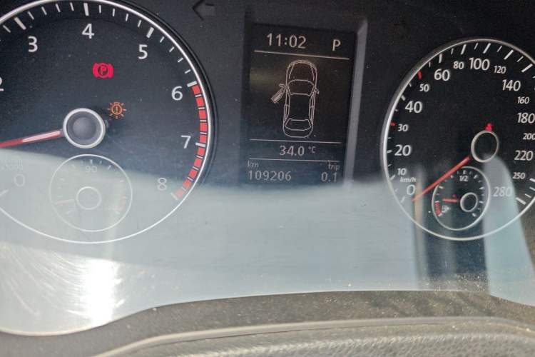 Used Volkswagen Passat 2015 1.8TSI DSG Prestige Edition Odometer Close Up