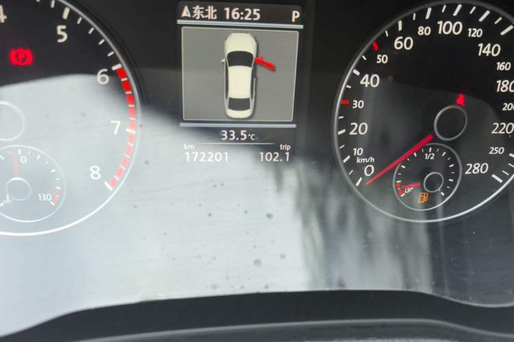 Used Volkswagen Passat 2015 1.8TSI DSG Prestige Edition Odometer Close Up