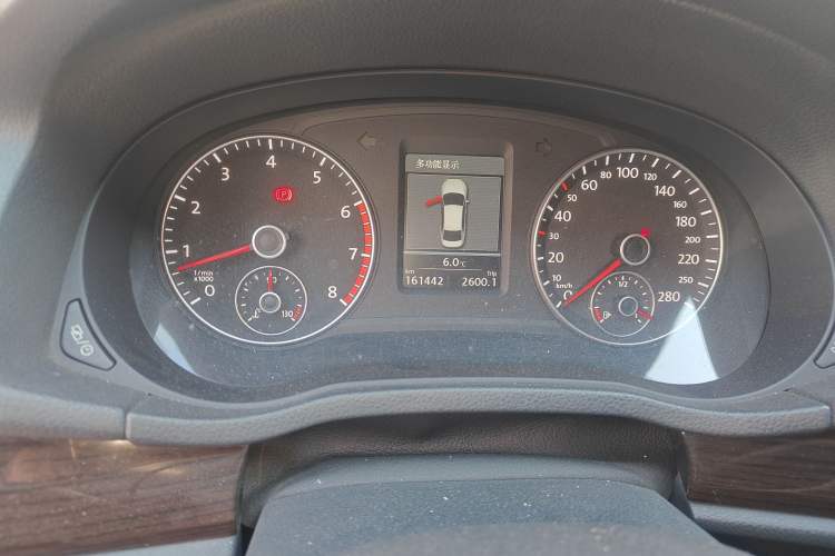 Used Volkswagen Passat 2015 1.8TSI DSG Ultimate Edition Odometer Close Up