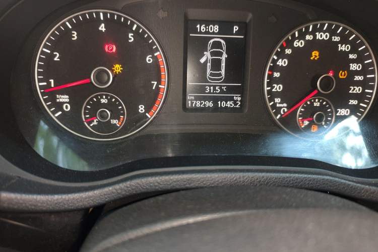 Used Volkswagen Passat 2015 1.8TSI DSG Prestige Edition Odometer Close Up