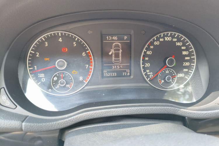 Used Volkswagen Passat 2015 1.8TSI DSG Prestige Edition Odometer Close Up