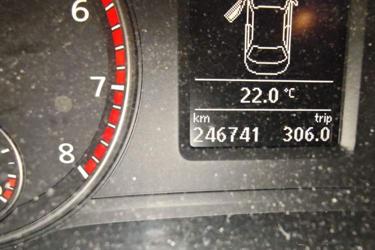 Used Volkswagen Passat 2015 1.8TSI DSG Prestige Edition Odometer Close Up
