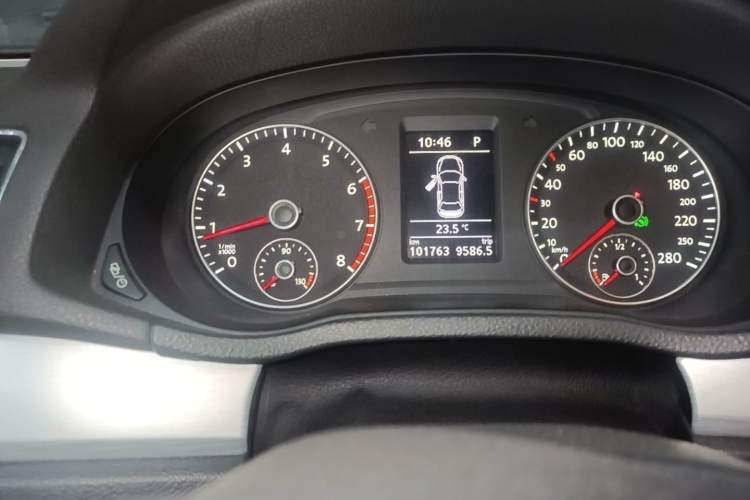 Used Volkswagen Passat 2015 1.8TSI DSG Prestige Edition Odometer Close Up