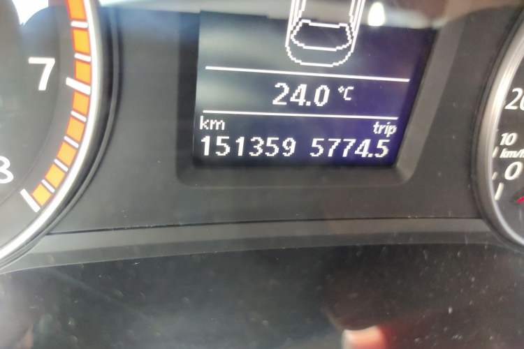 Used Volkswagen Passat 2015 1.8TSI DSG Prestige Edition Odometer Close Up