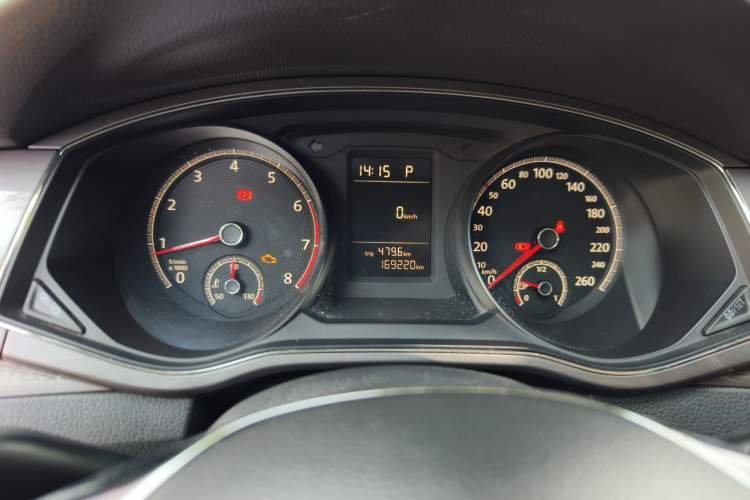 Used Volkswagen Passat 2015 1.8TSI DSG Prestige Edition Odometer Close Up