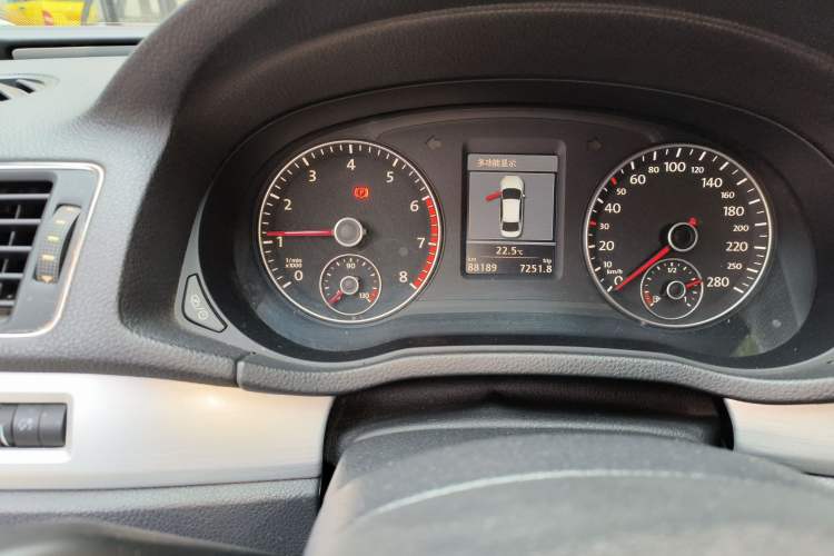 Used Volkswagen Passat 2015 2.0 TSI DSG Prestige Edition Odometer Close Up