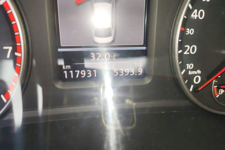 Used Volkswagen Passat 2015 1.8TSI DSG Prestige Edition Odometer Close Up