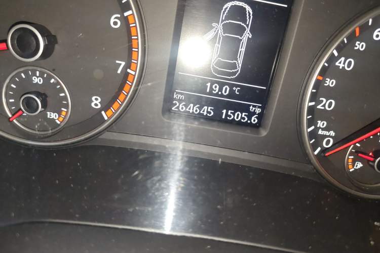 Used Volkswagen Passat 2015 1.8TSI DSG Prestige Edition Odometer Close Up