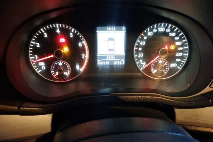 Used Volkswagen Passat 2015 1.8TSI DSG Prestige Edition Odometer Close Up