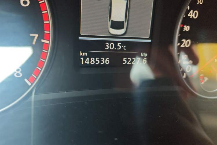 Used Volkswagen Passat 2015 1.8TSI DSG Prestige Edition Odometer Close Up