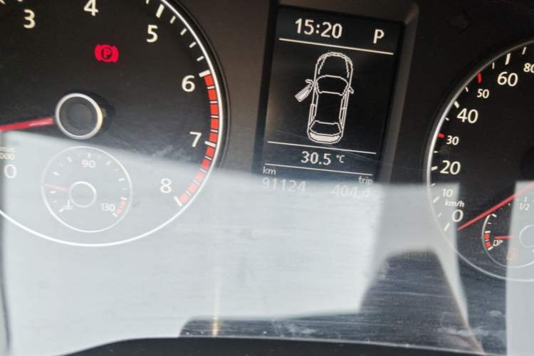 Used Volkswagen Passat 2015 1.8TSI DSG Prestige Edition Odometer Close Up