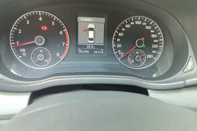 Used Volkswagen Passat 2015 1.8TSI DSG Prestige Edition Odometer Close Up