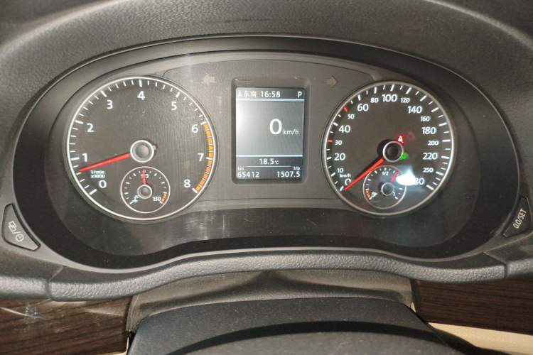 Used Volkswagen Passat 2015 1.8TSI DSG Prestige Edition Odometer Close Up