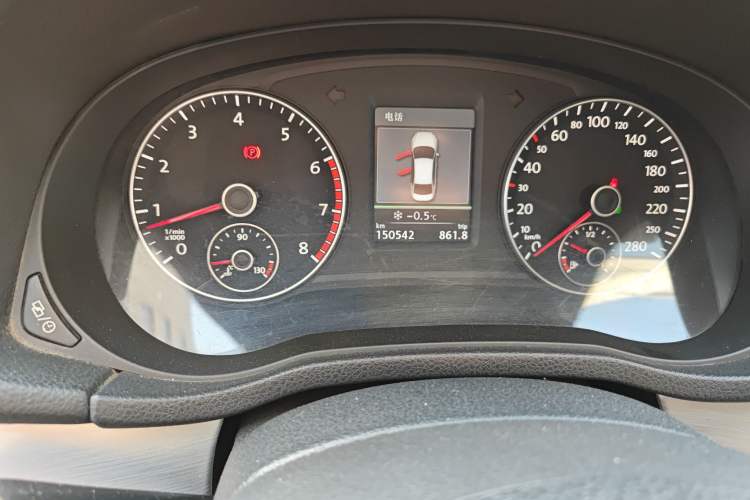 Used Volkswagen Passat 2015 1.8TSI DSG Prestige Edition Odometer Close Up