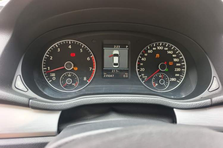 Used Volkswagen Passat 2015 1.8TSI DSG Prestige Edition Odometer Close Up