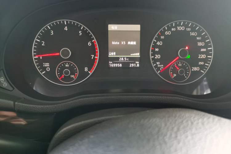 Used Volkswagen Passat 2015 1.8TSI DSG Prestige Edition Odometer Close Up