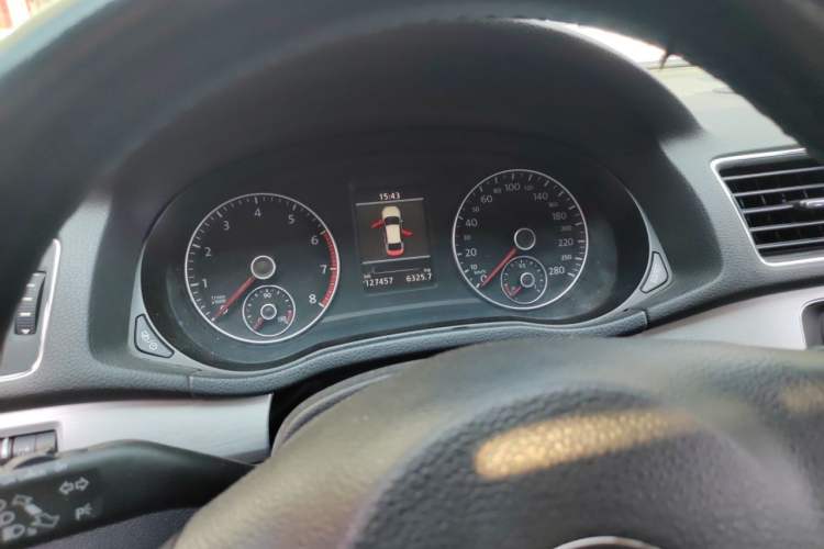 Used Volkswagen Passat 2015 1.8TSI DSG Prestige Edition Odometer Close Up