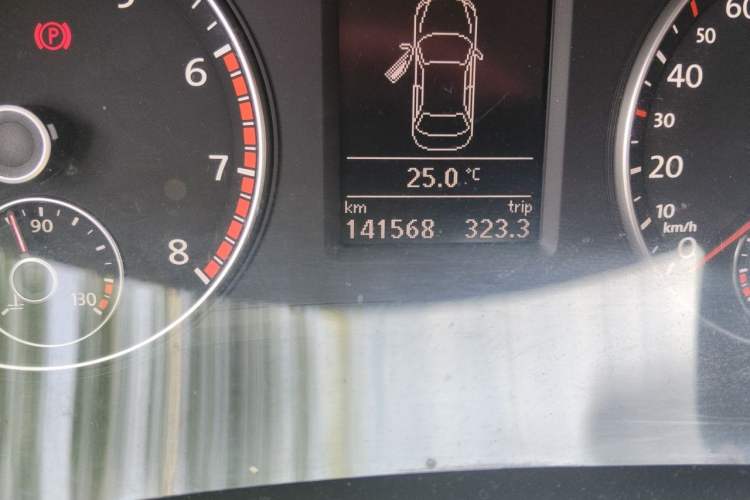 Used Volkswagen Passat 2015 1.8TSI DSG Prestige Edition Odometer Close Up