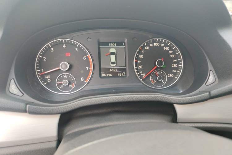 Used Volkswagen Passat 2015 1.8TSI DSG Prestige Edition Odometer Close Up