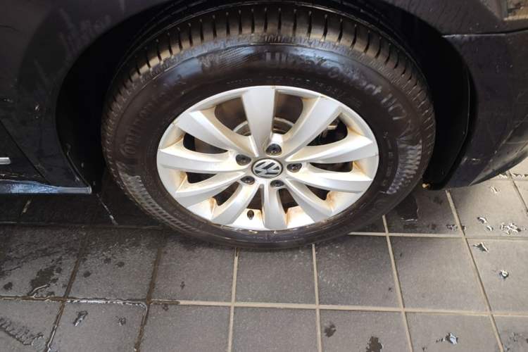 Used Volkswagen Passat 2015 1.8TSI DSG Prestige Edition Right Front Wheel Hub