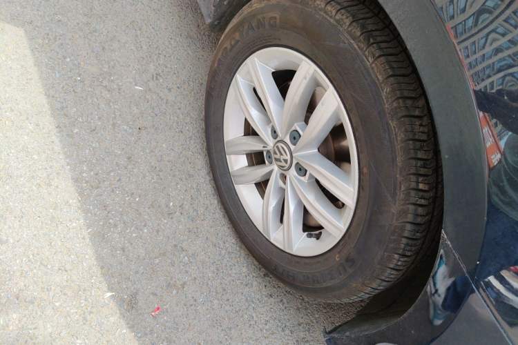 Used Volkswagen Passat 2015 1.8TSI Automatic Prestige Edition Right Front Wheel Hub